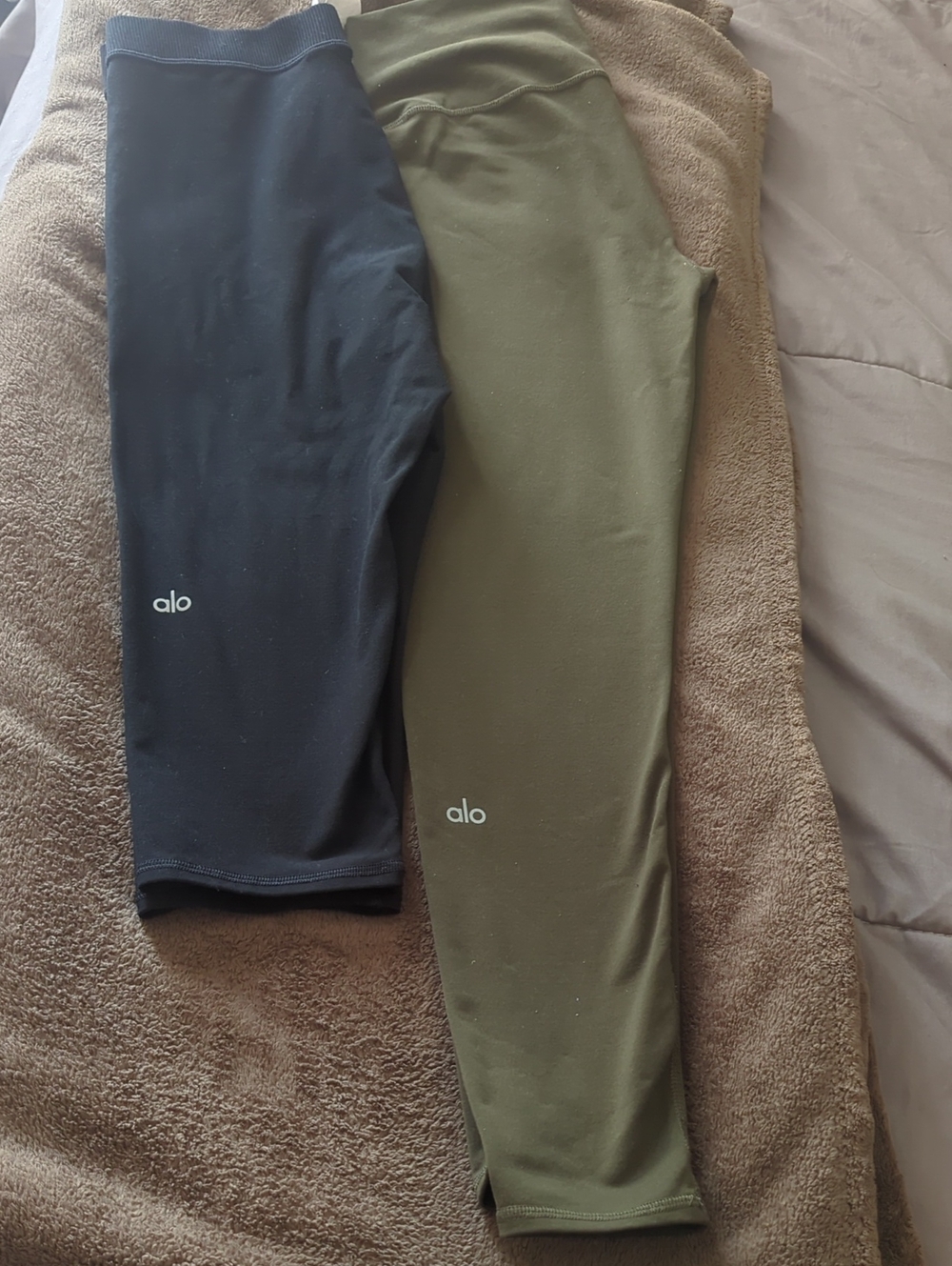 Alo Leggings - Black and Olive